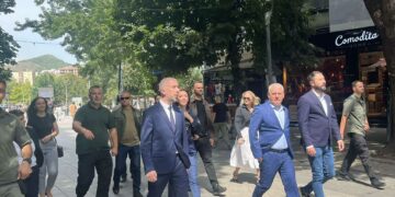Të rrethuar nga truprojet, ministrat e Kurtit dalin për ecje në Mitrovicë