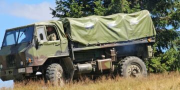 Ushtria serbe shihet me kamion në bjeshkët e Istogut, parakalojnë para gazetarit kosovar (Pamje)