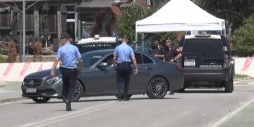 Pamje: Mërgimtari hyn me Mercedes në urën e Ibrit, por e kthejnë prapa karabinierët