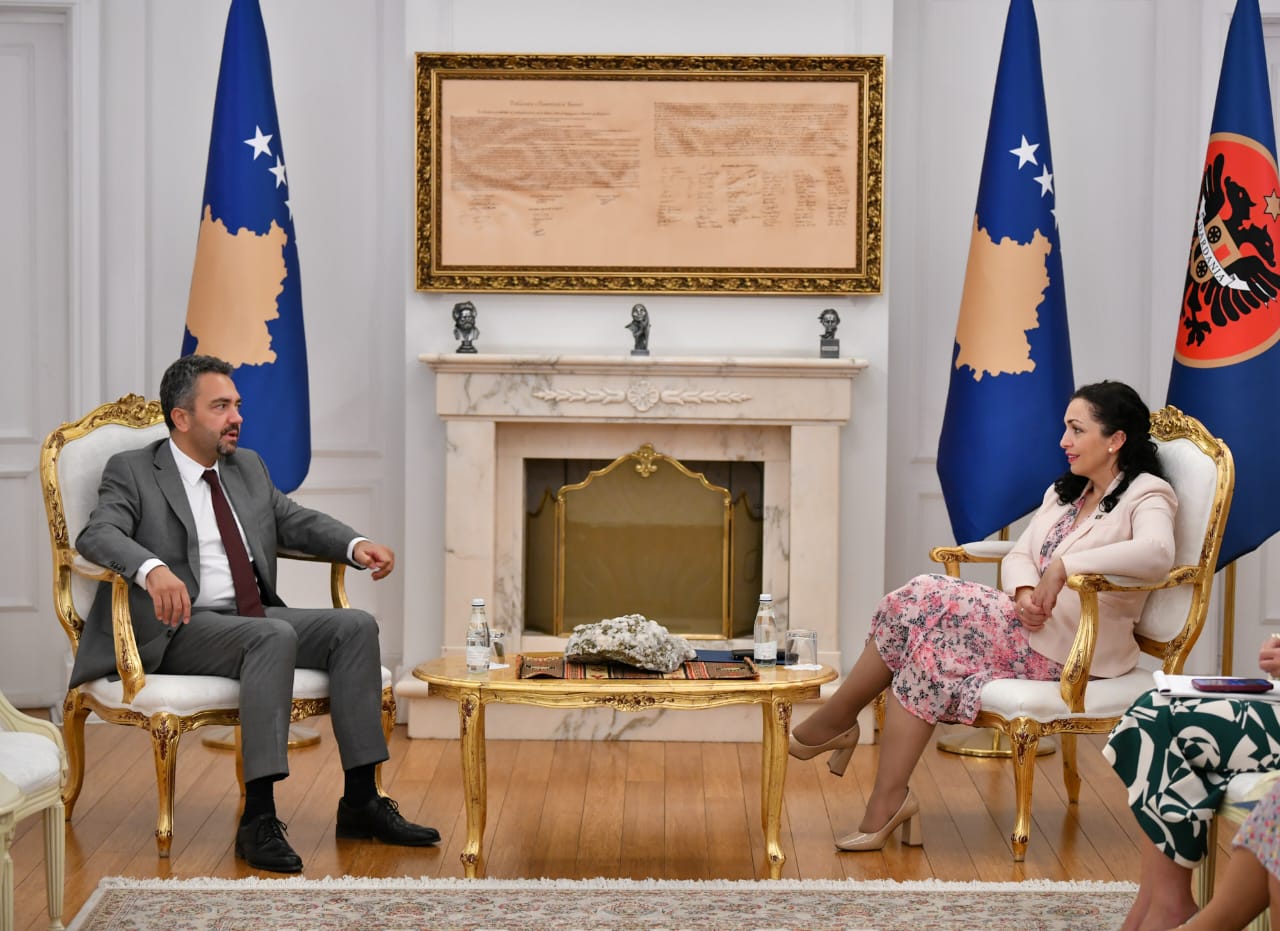 Presidentja diskuton me kryesuesin e KQZ-së për caktimin e datës së zgjedhjeve