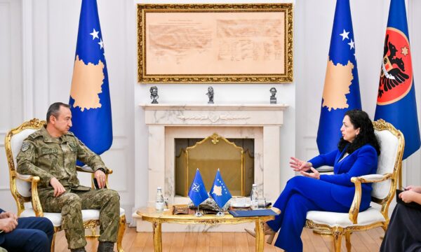 Osmani takon komandantin e KFOR’it, kërkon hapjen e urës, por në koordinim me aleatët