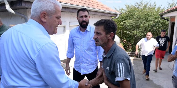 Ministrat Sveçla e Krasniqi mysafir në familjet që iu ndërtuan shtëpitë në veri
