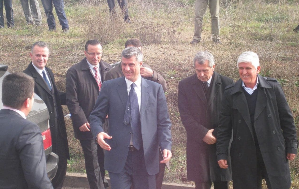 Vajza e Bedri Hamzës publikon një fotografi të rrallë: Koha kur filloi ndërtimi i qindra shtëpive në veri të Kosovës