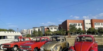 Në Gjakovë ekspozohen vetura historike nga mbarë trevat shqiptare