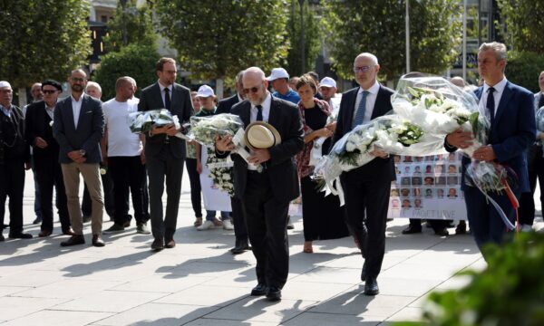 Hovenier i bashkohet Kurtit dhe korit diplomatik në Ditën e të Zhdukurve, ka një thirrje për institucionet