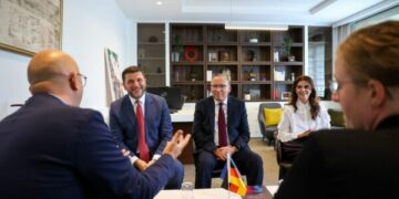 Emisari Sarrazin në selinë e PDK’së, Krasniqi e pret me Bedri Hamzën: Bashkëpunimi me partnerët tejet i rëndësishëm