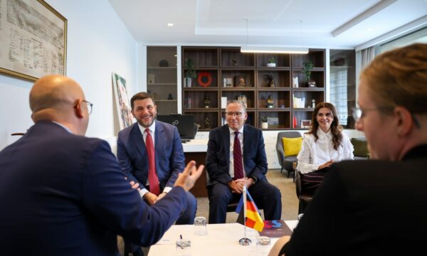 Emisari Sarrazin në selinë e PDK’së, Krasniqi e pret me Bedri Hamzën: Bashkëpunimi me partnerët tejet i rëndësishëm
