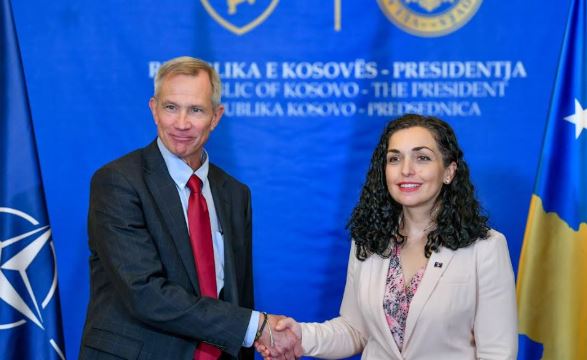 Osmani me zyrtarin e lartë të NATO-s bisedon për hapjen e urës