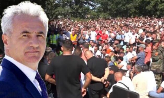 Duartokitje të mëdha për Arianit Kocin në varrimin e Faton Hajrizit