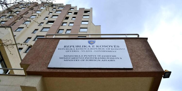 “Këmisha, këpucë, komplete”, MPJD bën gati 16 mijë euro për furnizim me veshje