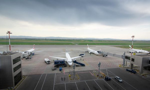 Ndodhi në qershor, u raportua sot: Aeroplani që fluturonte drejt Gjenevës shmangu përplasjen me veturën në Aeroportin e Sllatinës