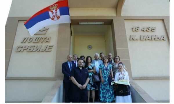 Drejtori i Postës së Serbisë viziton postën serbe në Merdarë thotë se serbët do “t’i kryejnë punët” atje