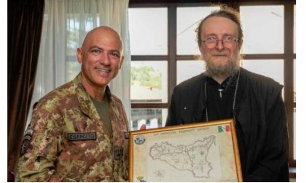 Komandanti i KFOR-it për perëndim, Rocco Mundo viziton Manastirin e Deçanit