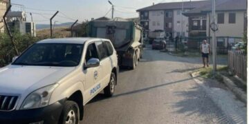 Policia e Kosovës ndaloi asfaltimin e rrugëve në “Luginën e Diellit”, puna po kryhej nga një kompani shqiptare