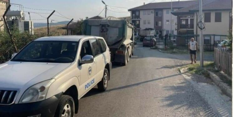Policia e Kosovës ndaloi asfaltimin e rrugëve në “Luginën e Diellit”, puna po kryhej nga një kompani shqiptare