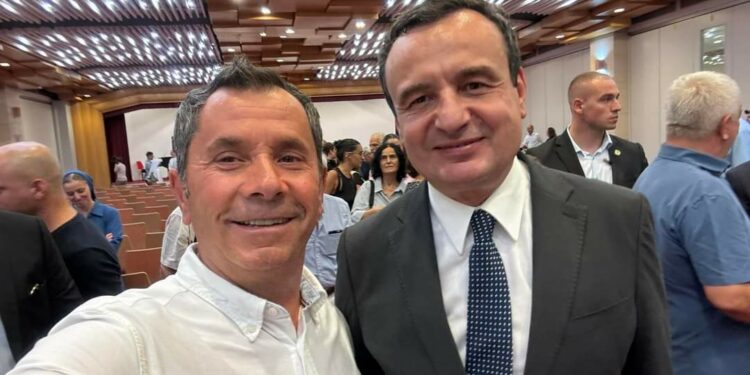 “Adhurimi” ndaj kryeministrit, Tomë Gashi edhe në Katedrale bën foto me Kurtin