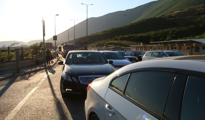 Mbi 60 mijë kosovarë drejt Shqipërisë brenda 24 orëve
