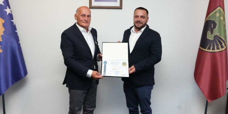 Maqedonci dhe Jashari presin në takim lamtumirës Gecin, e nderojnë për “Shërbim të Shquar”