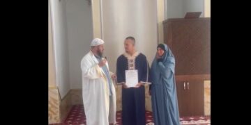 Gjermanja konvertohet në myslimane në xhaminë e Ferizajt