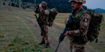 KFOR’i publikon fotografi të ushtarëve italianë duke patrulluar përgjatë kufirit