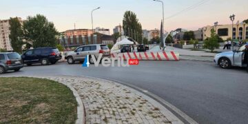 EULEX vendos automjete pranë pengesave të betonit që bllokojnë qarkullimin e automjeteve mbi Urën e Ibrit