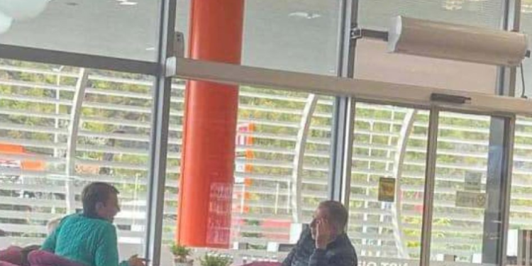“Kafe, urinim…”, Kështu Adi Krasta e shpjegon takimin me Dejona Mihalin