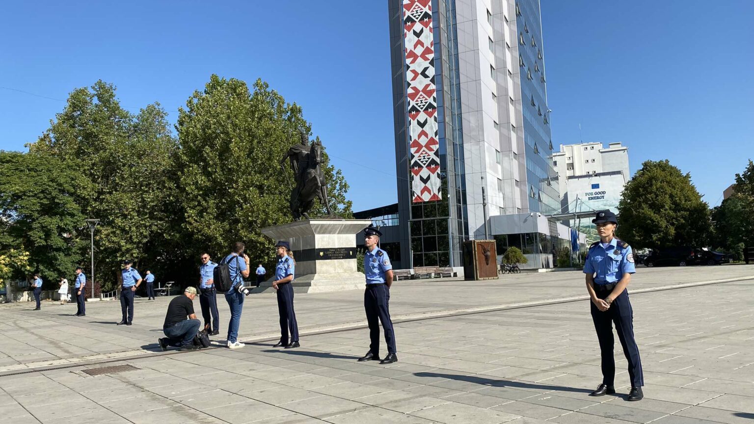 Shefi i CIA-s shkon në Qeveri për takim me Kurtin, Policia blindon sheshin