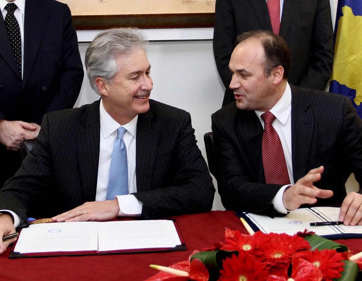 Hoxhaj publikon fotografi me Burnsin në vitin 2012, Kurtit ia përmend “përrallat populiste”