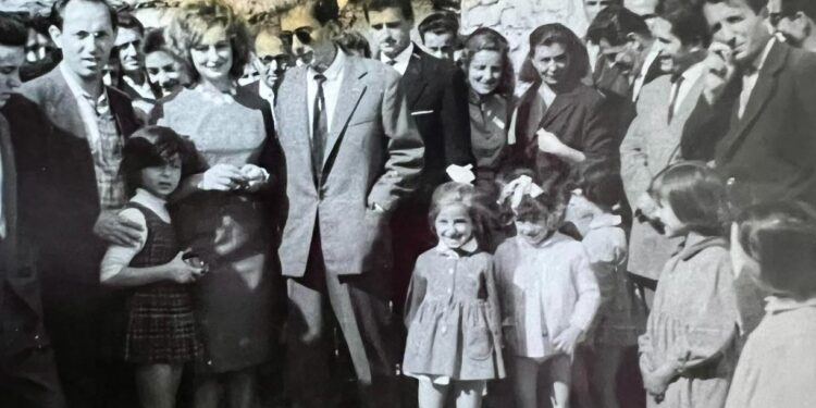 Fotografi e rrallë e ditës së martesës të Ismail Kadare në ’63-në, i pranishëm edhe Dritëro Agolli