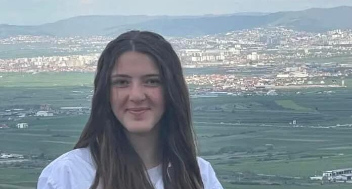 Sot në Skenderaj varroset 18 vjeçarja që vdi’q mbrëmë në aksidentin në rrugën Prishtinë – Fushë Kosovë