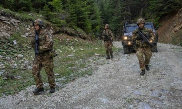 Ushtarët italianë dhe kroatë patrullojnë rreth kufirit, KFOR-i njofton për operacionin