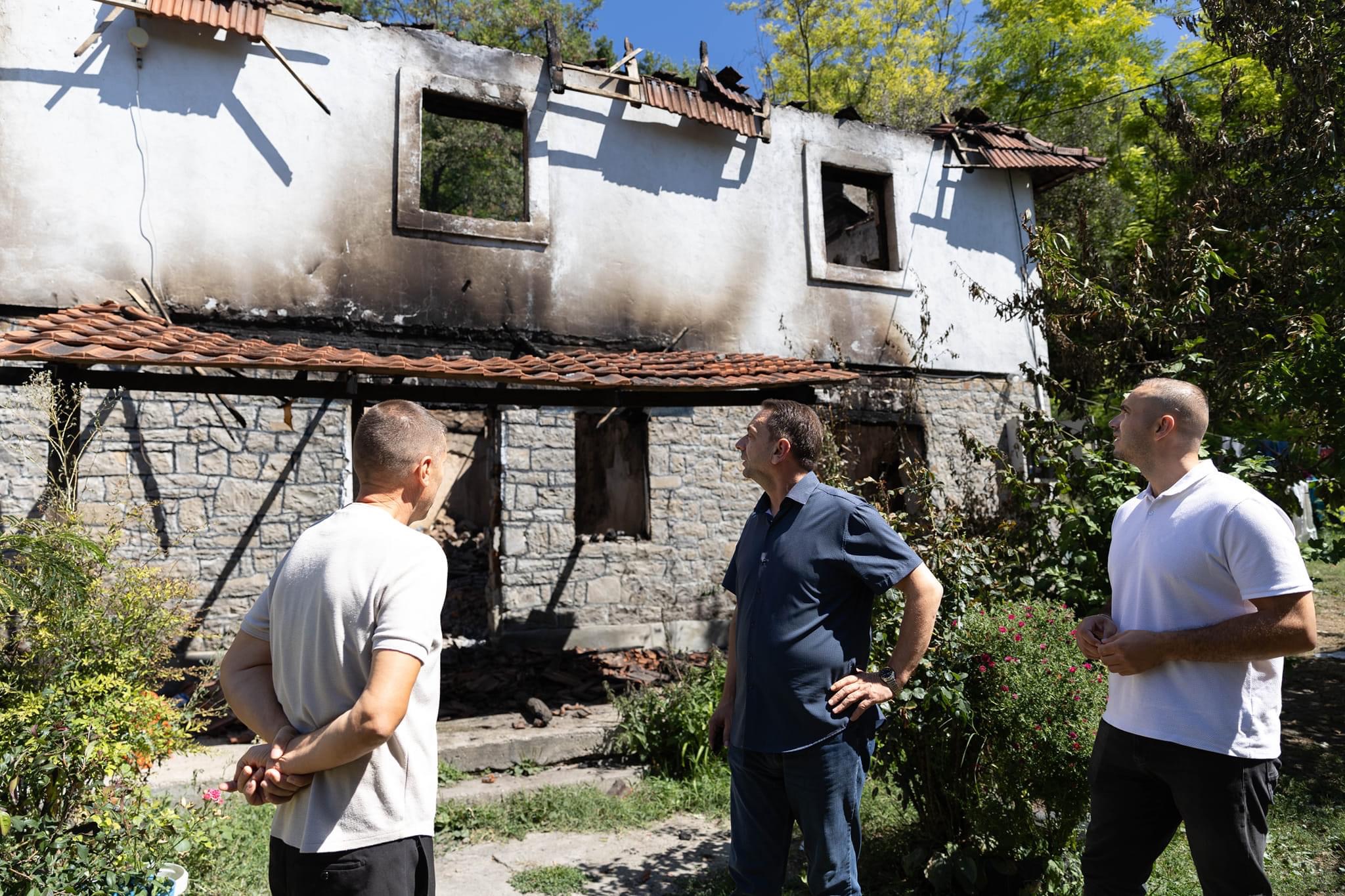Komuna e Skenderajt mbështet familjen nga Llausha me qera pas djegies së shtëpisë