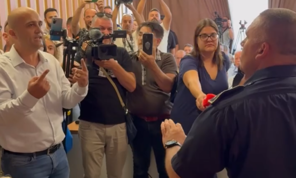 Qytetarët serbë përplasen verbalisht me zëvendëskomandantin e policisë në debatin për Urën e Ibrit