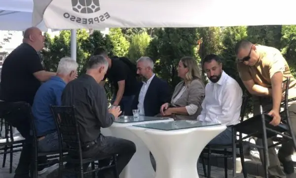 Pas testimeve të Urës së Ibrit, Krasniqi e Atiq pinë kafe në një lokal në pjesën veriore