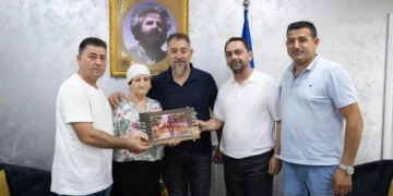 Nura dhe Lushtaku presin në takim nënën e Leutrimit  Shukrije Ahmeti: Një grua me zemër të madhe