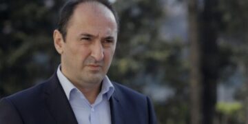 Arres’tohet zyrtari i ministrisë së Liburn Aliut, u kap në veturën zyrtare me dy vajza serbe