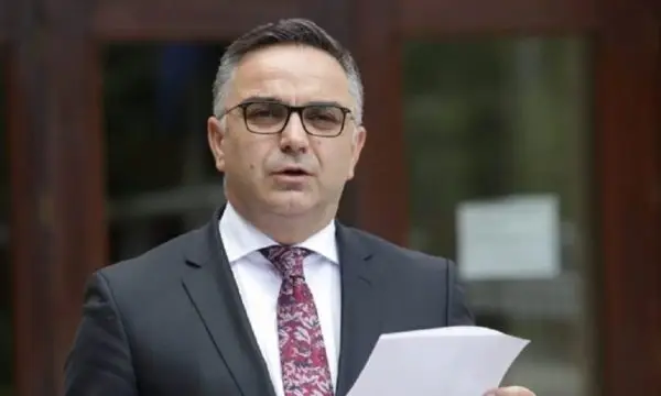 Tahiri porositë qeverinë: Kthehuni në realitet, mos mashtroni, punoni najsend!