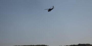 KFOR-i publikon fotografi duke e monitoruar vijën kufitare me helikopter