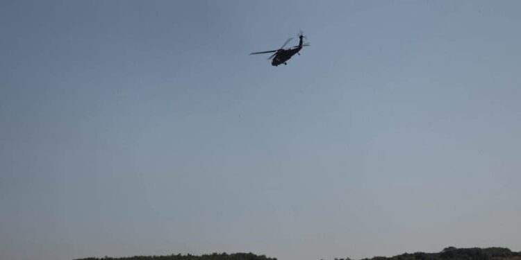KFOR-i publikon fotografi duke e monitoruar vijën kufitare me helikopter
