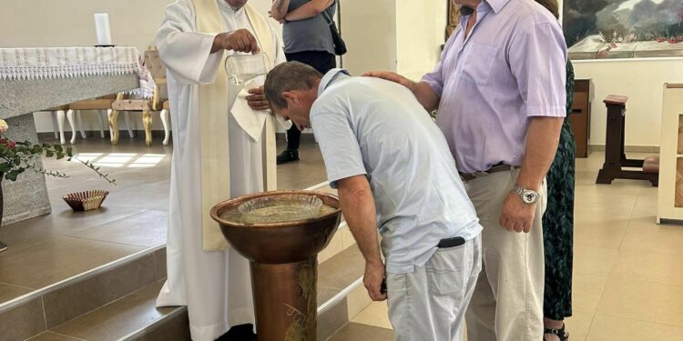 Dhjetëra kosovarë pagëzohen në katolik, në kishën e Llapushnikut “Shën Abrahami”