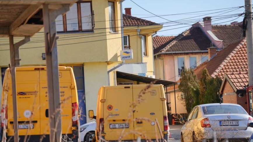 Posta e Serbisë thotë se janë ndaluar dërgesat postare për veriun e Kosovës