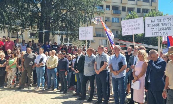 Protesta në Veri, serbët “vendosin” me aklamacion kundër hapjes së Urës së Ibrit