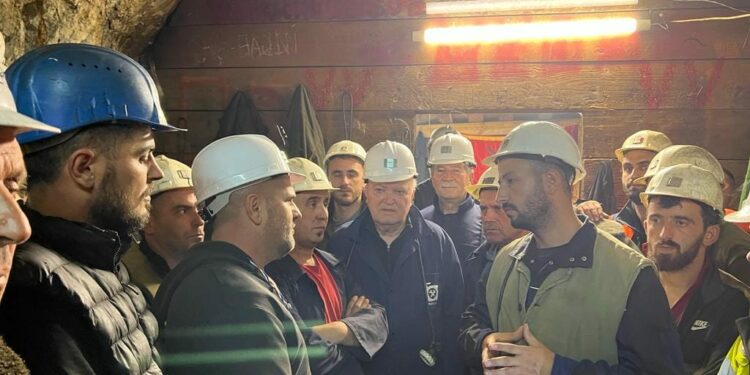 Gati tre muaj pa paga, Qeveria e Ministria heshtin për pagat e minatorëve