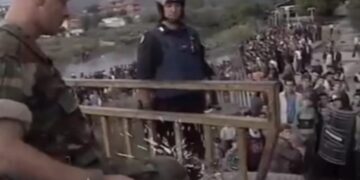 VIDEO E RRALLË: Kur ushtari i UÇK-së e zbulon se KFOR ka vendosur tela me rrymë në Urën e Ibrit