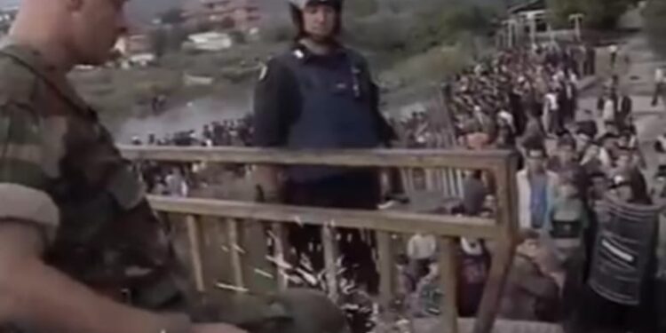 VIDEO E RRALLË: Kur ushtari i UÇK-së e zbulon se KFOR ka vendosur tela me rrymë në Urën e Ibrit