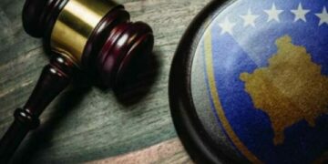 Drafti për kodin e veshjes në gjyqësorin e Kosovës: Funde nën gjunjë, thonjtë me madhësi normale, grim natyral…