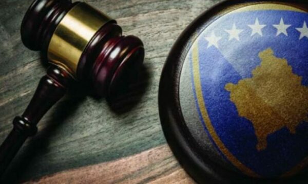 Drafti për kodin e veshjes në gjyqësorin e Kosovës: Funde nën gjunjë, thonjtë me madhësi normale, grim natyral…