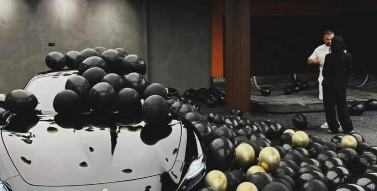 Dafina Zeqiri ia blen një Ferrari të dashurit për ditëlindje