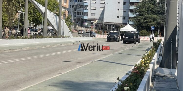 LIVE: Veturat e KFOR’it largohen nga ura e Ibrit, aty vazhdojnë të qëndrojnë mejetet e karabinierëve dhe ushtarë të KFOR’it që lëvizin në këmbë