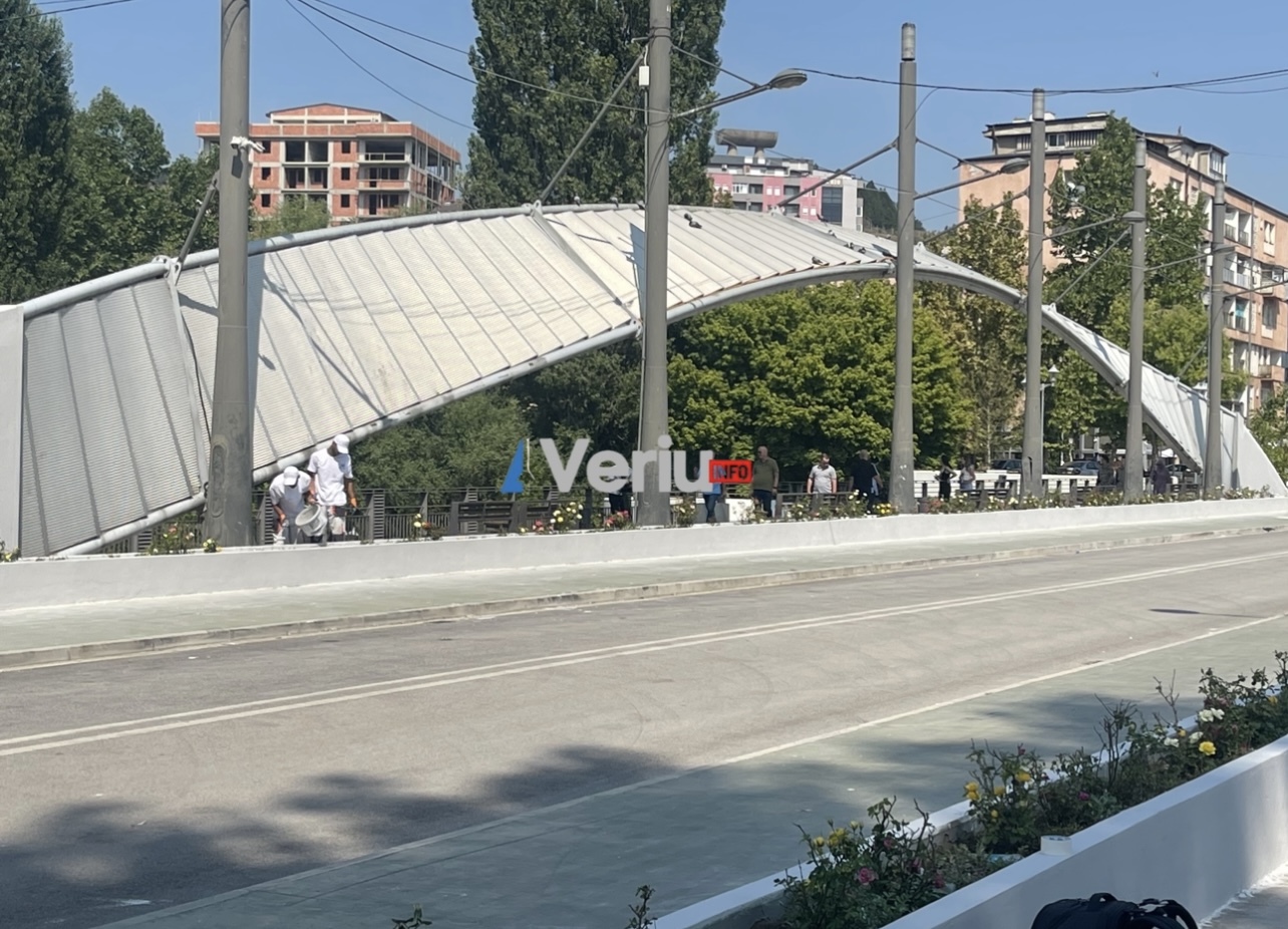 LIVE: Veturat e KFOR’it largohen nga ura e Ibrit, aty vazhdojnë të qëndrojnë mejetet e karabinierëve dhe ushtarë të KFOR’it që lëvizin në këmbë